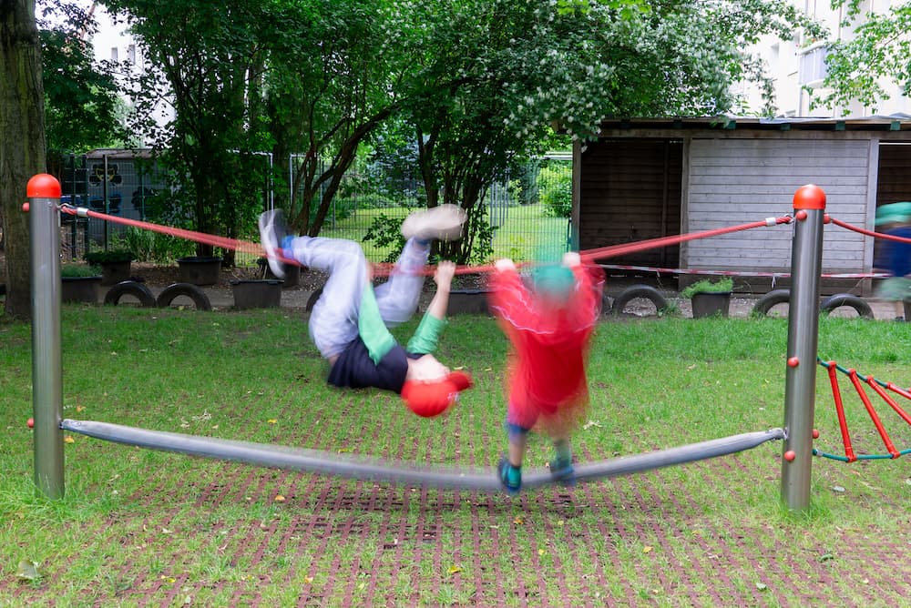 kinder_spielen_am_seil-kita-dorothea-erxleben