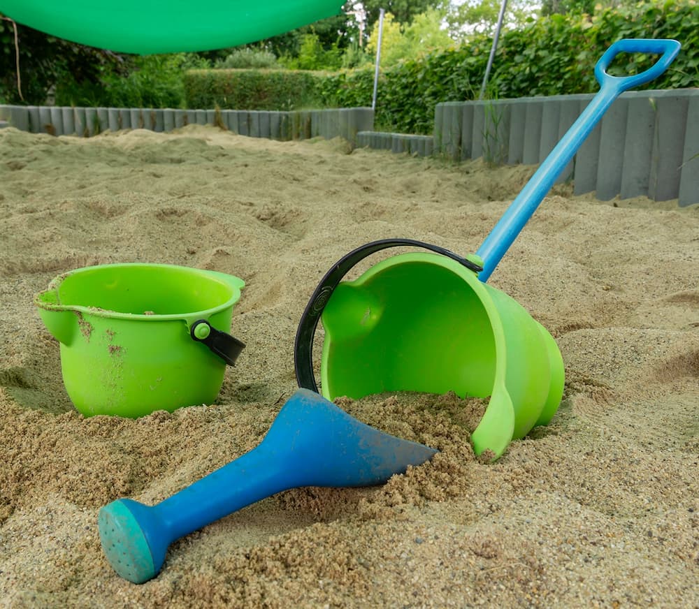 sandkasten_mit_spielzeug_hort-frohe-zukunft