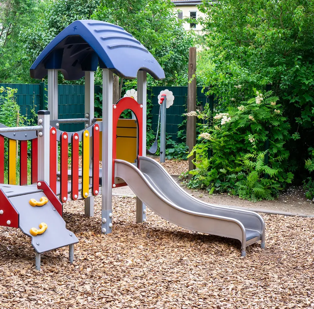spielplatz mit rutsche kita dorothea erxleben