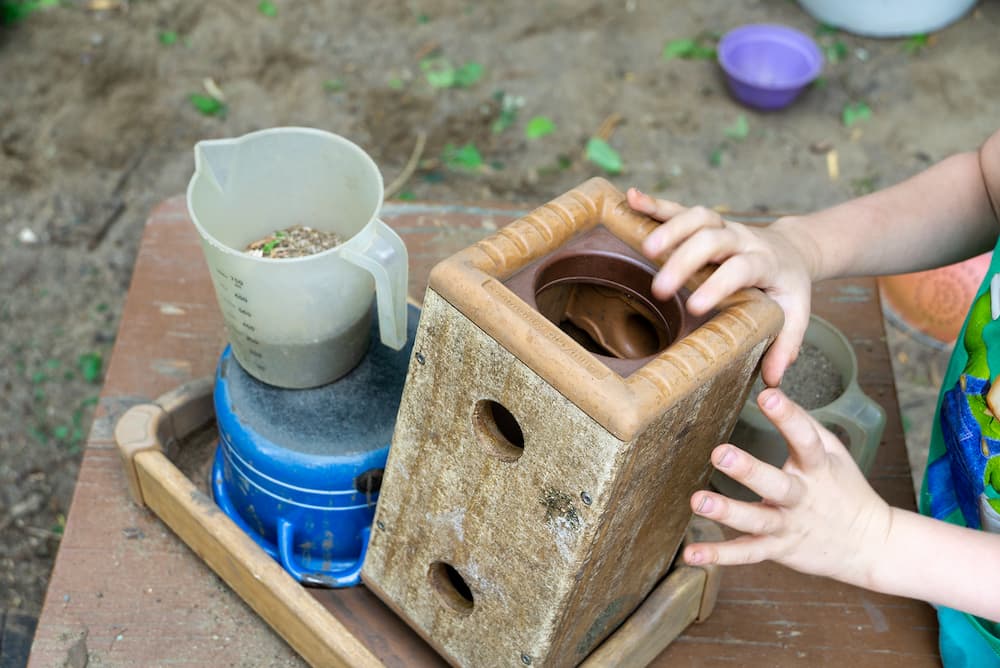 kinder-spielen-mit-sand