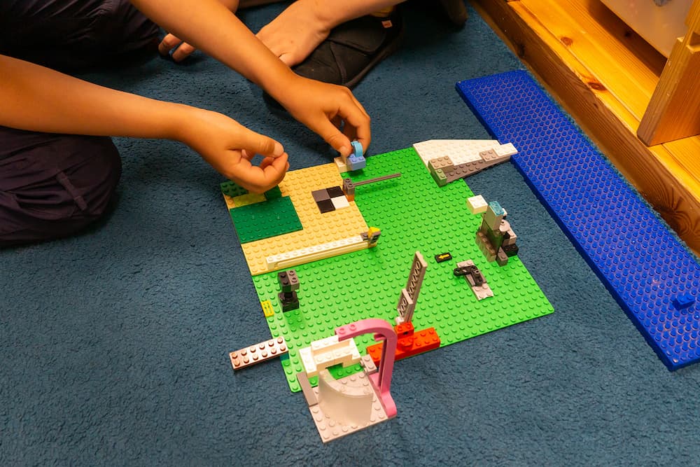 kind-spielt-mit-lego