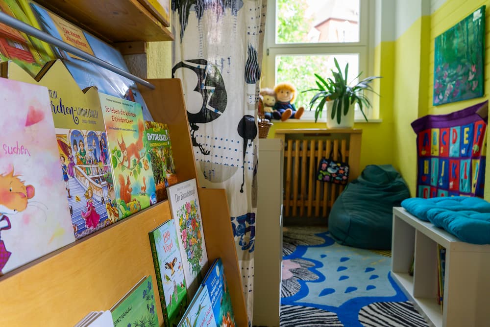 spielzimmer-mit-buechern