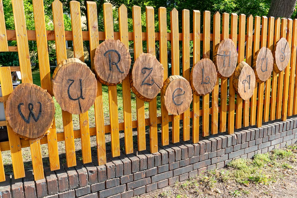 wurzelhaus-name-zaun